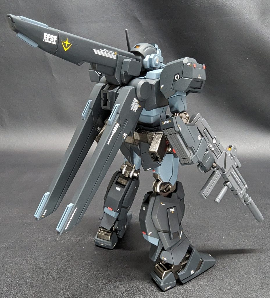 背面。A班装備のバックパックはスタークジェガンのものに変更されています。モナカ割りだったので、合わせ目消しと段落ちモールド化でアクセントをつけました。全身へのレッドチップ貼り付けも行ってますが、A班装備に関してはバックパックのスラスター先端にも貼れば良かったかもしれません。