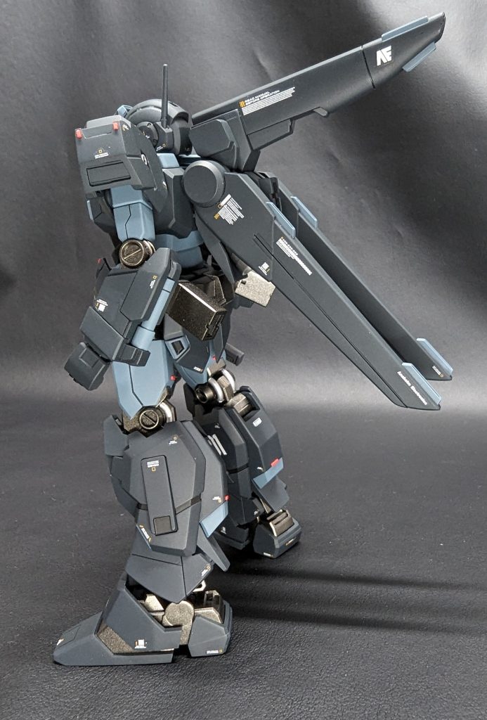 逆面から。バックパックの小型スラスターはすね前両側面やリアアーマーのスラスター同様にブルーグレーでマスキング塗り分けしました。いやしかしバックパック変わるだけで別の機体に見えますね。通常版と違ってこちらもカッコいいです。