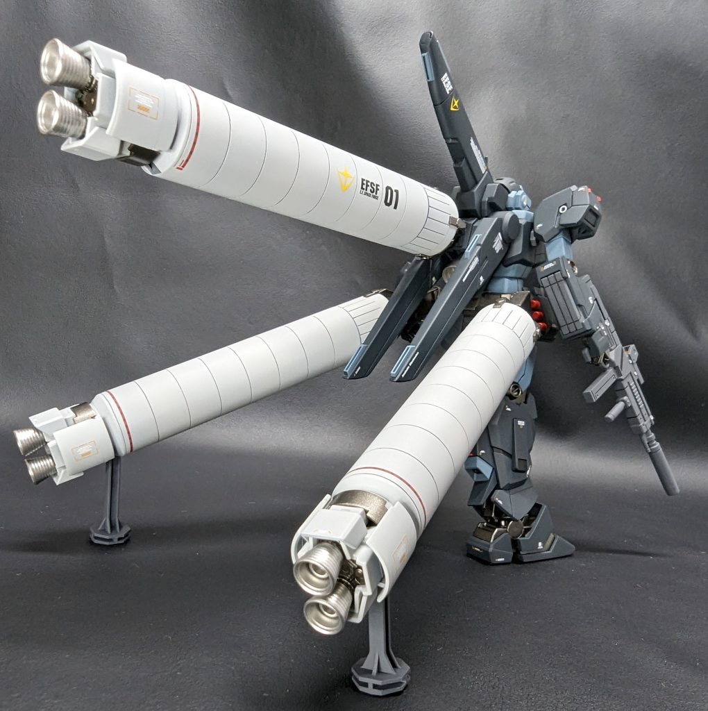 プロペラントタンクは3本共合わせ目消しとモールド堀直しをしています。サイズがサイズなので合わせ目消し大変でした。スジボリの次に苦手な作業です。タンク自体は設定上ジェスタ専用ではないのですが、機体ナンバーと合わせました。側面寂しすぎたので…。