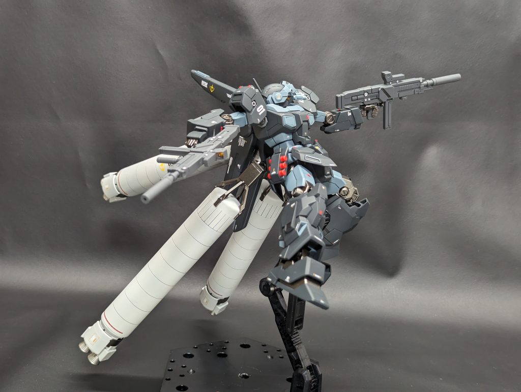 B&C班装備から余ったビームライフルを拝借。二丁持ちも結構似合います。左手銃持ち手はB&C班にしか付属してません。追加分のビームライフルのフォアグリップはなんとなく切り飛ばしました。