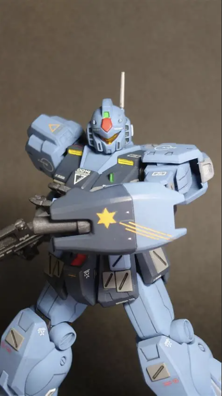 メカニック「シールドガトリングを付けたぞ。」ジナン「あ、良い感じですね。」メカニック「なんだ、まだ足りないか、ちょっと待ってな。」ジナン「え、いや、そんなことは・・・」