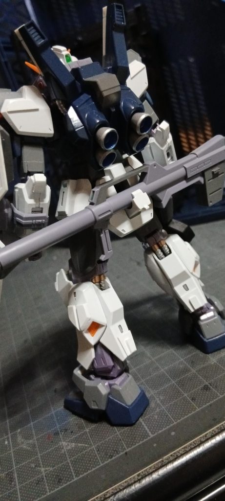 背中です。関節部もしっかり塗ってあげると、メカ感が上がります。