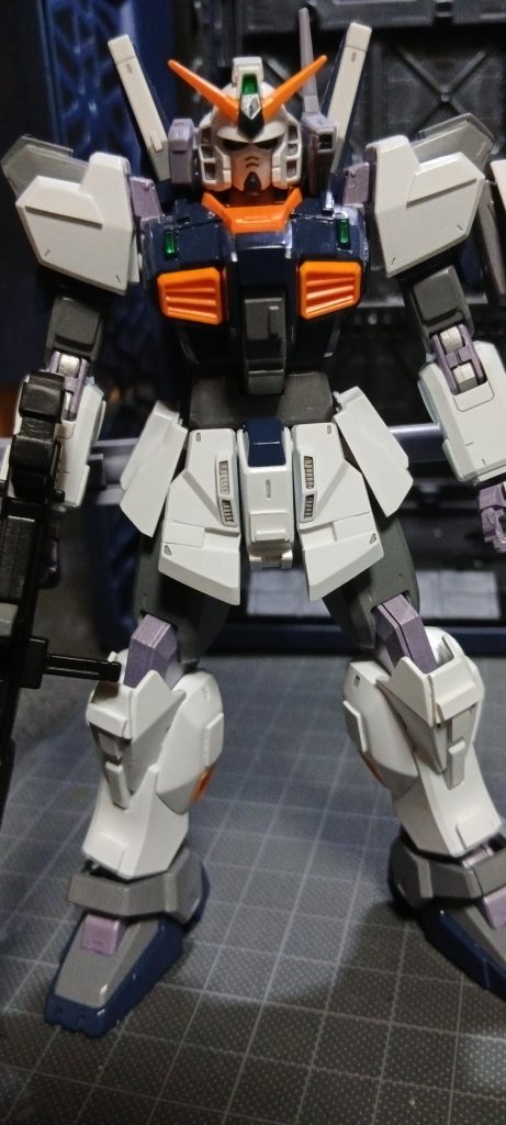 素組みの状態だと胴体がつまった感じだったので、胴体2ミリ、太ももを3ミリ延長しました。あと、フロントスカートを1.5ミリほど延長し、バランス調整しました。これで元の状態より、スタイリッシュになりました。