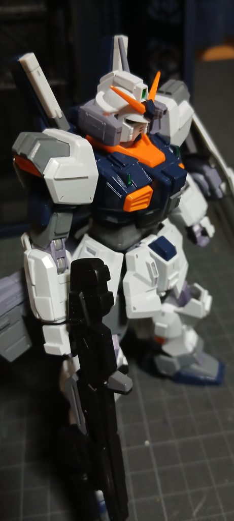 それ以外は、胸部や肩、それから腕や足に少しだけ装甲板の追加をしました。☺