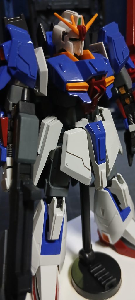 頭部や胸部、それから腰廻りと脚部に色々とプラ板を貼り付けしました。それからこのスタンド、アクションベースの余ったパーツで自作したんですが、それなり使えますが見た目があまりにもドイヒーなのであんまり見ないでください😣