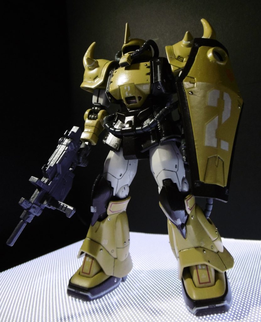 要所に金属パーツを埋め込んでディテールアップしました。塗装はラッカー塗料を筆塗りしています。