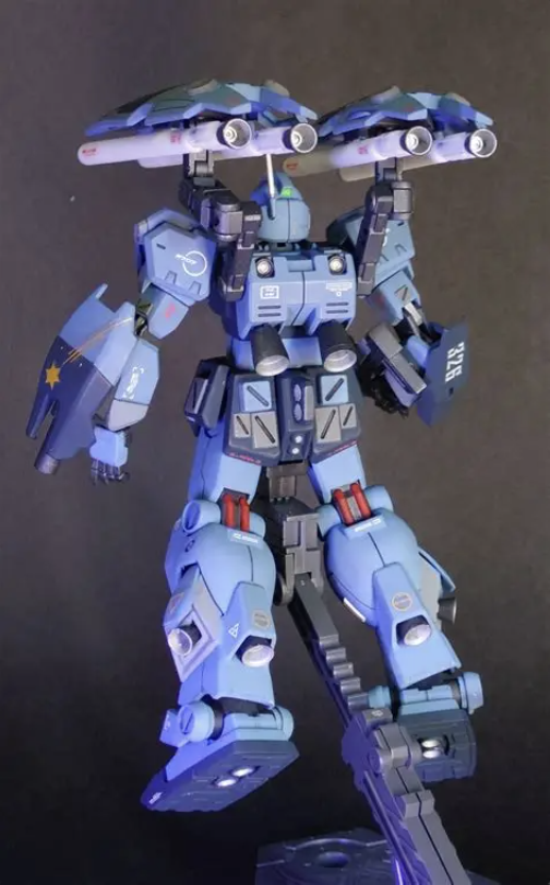 メカニック「どうだっ、シールドブースターだ!加速と防御を両立して新兵でも安心だろっ!」ジナン「は、はぁ」メカニック「なんだまだ気に入らないのか?よ〜し待ってろよ〜」ジナン「いや、ちょ、ちょっと」