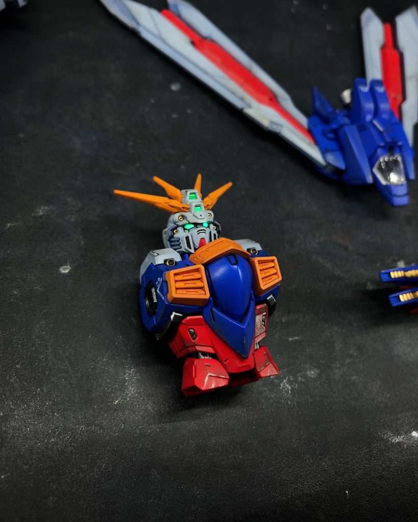 組み立てた頭と胴体は、いつも工場から出てきたばかりの雰囲気を私に与えてくれます。