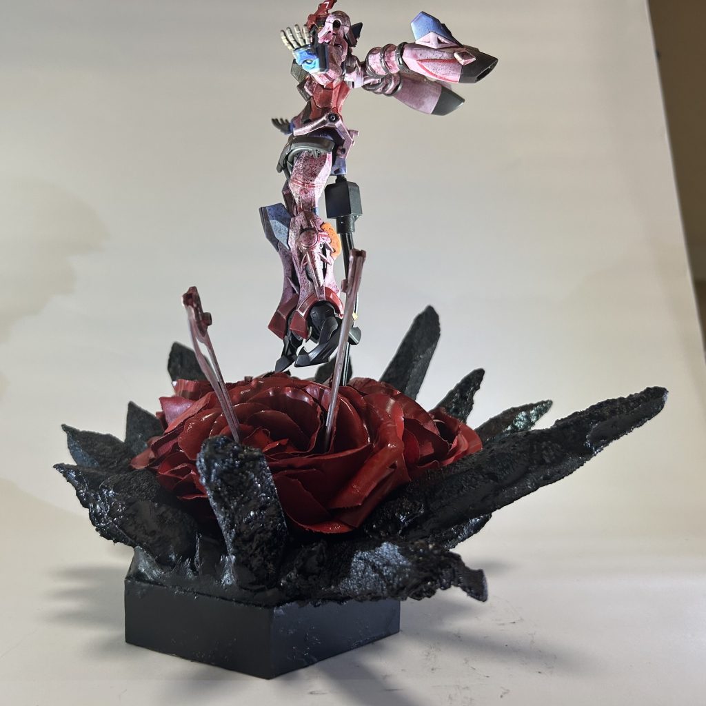 こちらも同様です。左右非対称を意識した理由として、「壊れかけ」を意識したかったというのがあります。マチュが、色んな人に心を開いていくという意味での、心の壁の「崩壊」。そして、シュウジによるジークアクス世界の「崩壊」。三人の絆の「崩壊」。ララァのシャアを失ったことによる心の「崩壊」……など、色んな意味を込めています。しかし、今挙げた四つ、その全てが完全に「崩壊」していない。そういう意味での「壊れかけ」の表現です。