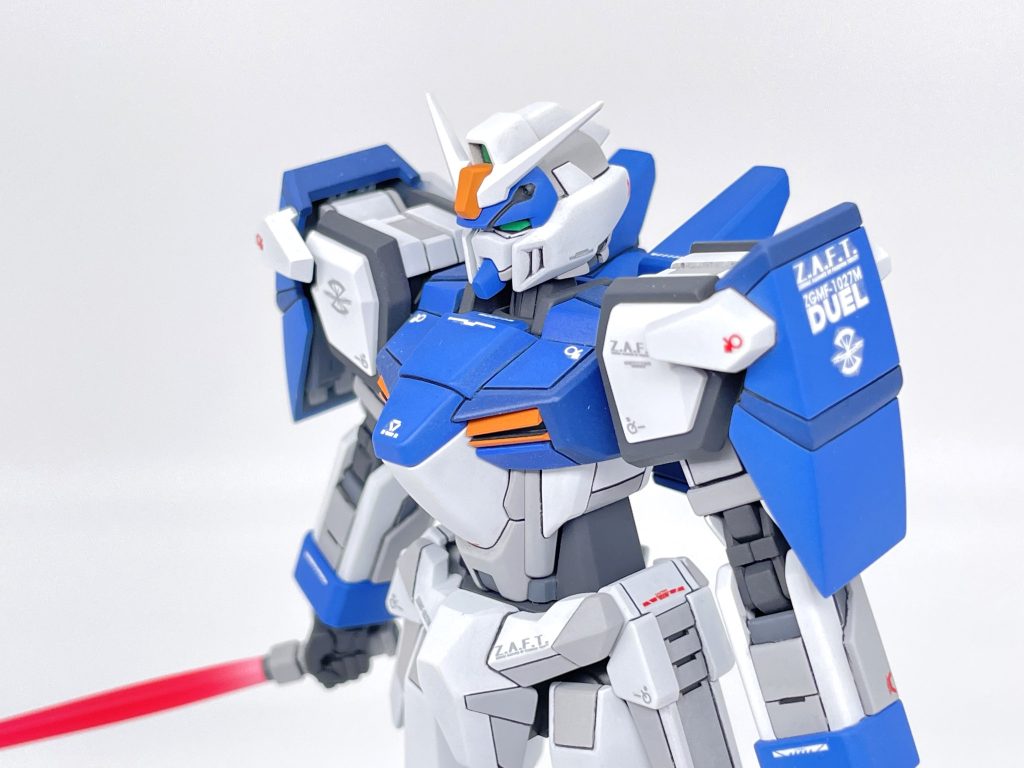 肩の青装甲はHGゼータのシールド、サイドアーマーはEGストライクの物を加工しました。アサルトシュラウド取り付け部はプラバンで埋めています。