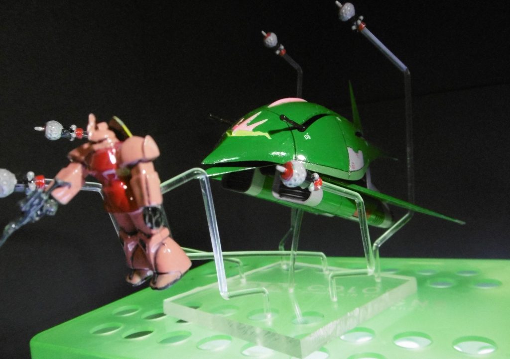 ゲルググの造形が直立姿勢で飛んでるように見えませんが…まあいいやビットはピンバイスで穴を開けて、直径2㎜の曲がるプラ棒に差し込みました。台座が付属していないので、アクリル板を切り出して代用しました。ちょっとゴチャゴチャで触りにくいですが…