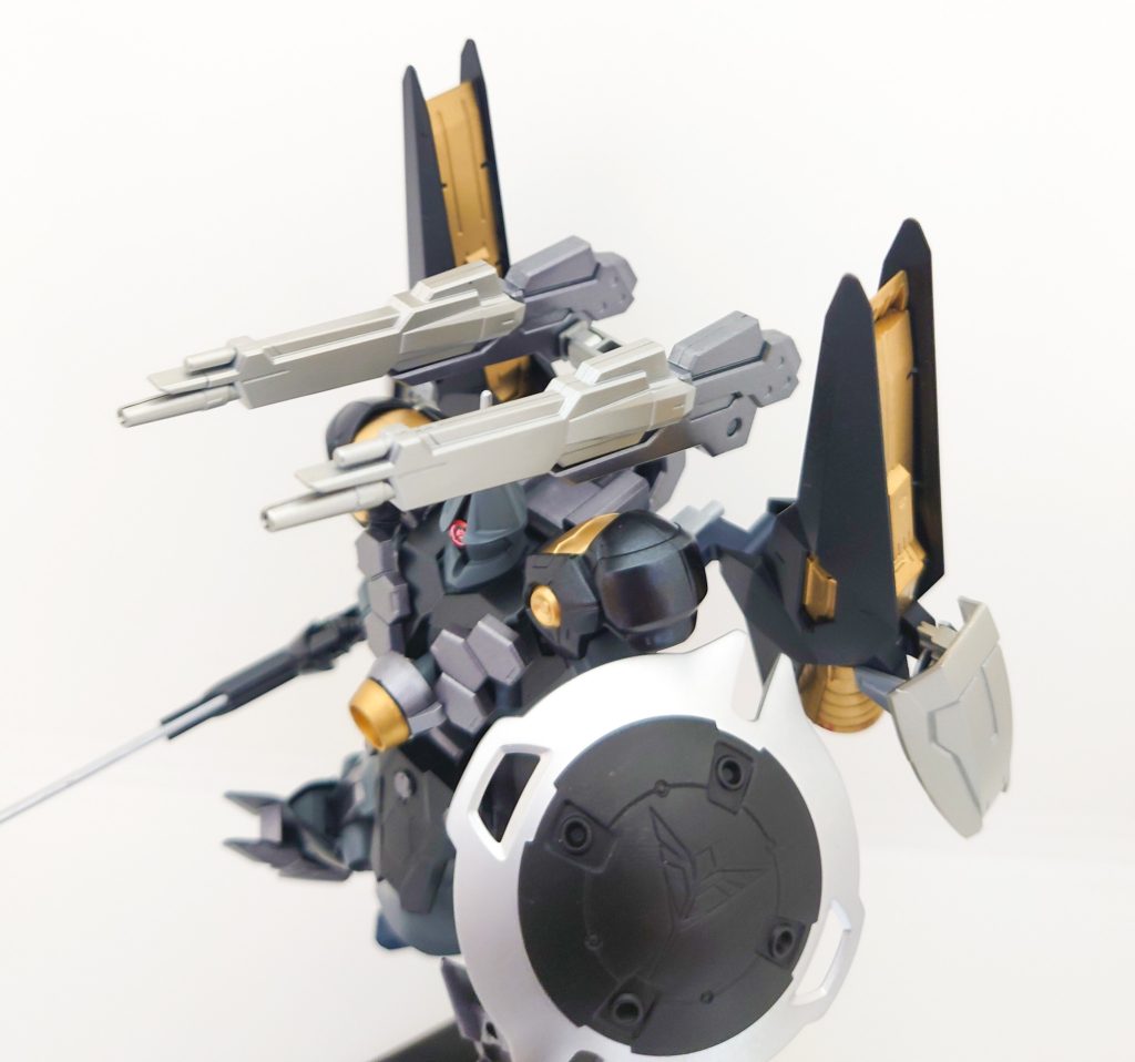 武器その4 ビームライフル2門バックパックに搭載されたビームライフル。基本、近接戦闘特化型ではありますが、中距離攻撃用の武器も一応持たせてみました。