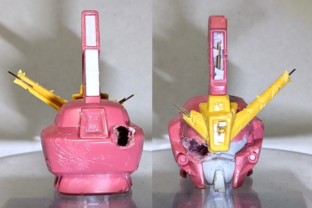 メインカメラ右の穴ははんだごてをぶっ刺しました