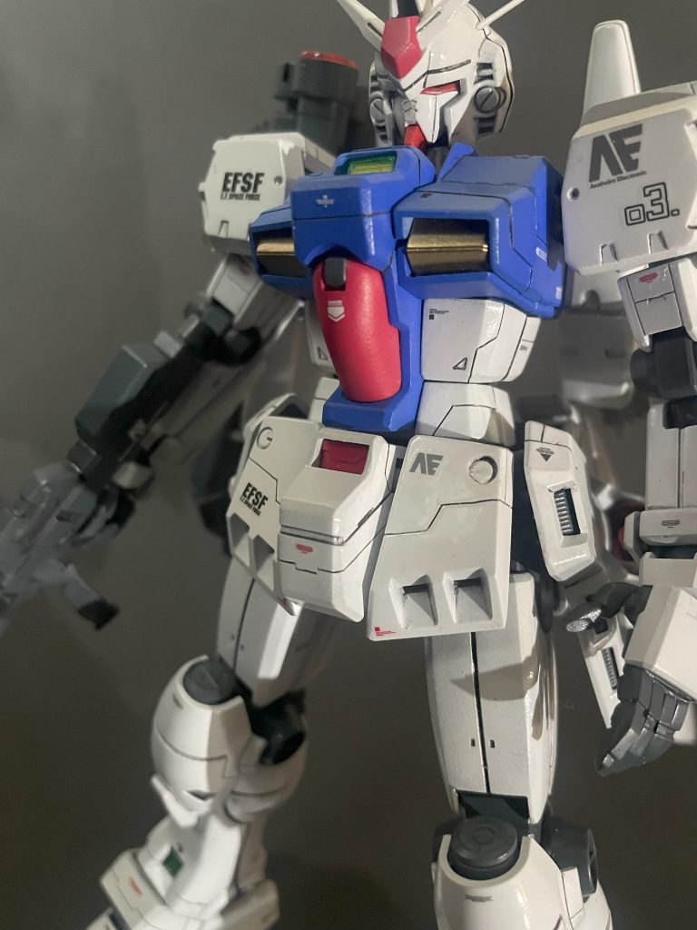 【塗装】白い所はシルバーサフを下地にクールホワイト+クリアホワイトを吹いて、光沢トップコートで仕上げ…所謂チタニウムフィニッシュ的なやつです。青いとこと赤いとこは、なんかコバルトブルーとかエヴァレッドとかなんか…忘れた!