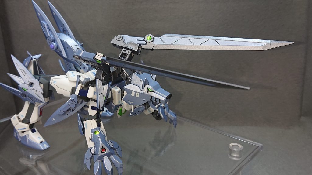 今回のお気に入りポイントは“狼のデザイン”です以前制作したタイガーストライクを投稿してから約1年…久しぶりの動物型可変式のストライクになりましたｗどうやったらより狼らしく見えるのか、カラーリングはどの様にするか、ずっと試行錯誤を続けていましたよ💦ですが、時間をかけたおかげでMS、MAどちらも良い感じのデザインに仕上げることが出来ました✨特に気に入っているのが肩と脹脛に追加したアーマーですね💡地味ですが、変形時に少し稼働してデザインに変化が生まれるところが気に入っていますｗあと、今回やってみて良かったのがデコレーションシールを使ったディテールアップですね！これまでは武装のスコープレンズやモノアイとしてしか使ってこなかったのですが、機体のディテールアップに使ってもあまり違和感が無いことに驚きましたよｗあまり多用すると煩くなり過ぎるので難しいところですが、これからは入れられそうなところがあれば積極的に使っていきたいです✨カラーリングもメインカラーのパールライトブルーとGNドライブを表現したキャンディーライムグリーンの相性がベストマッチでしたね💡自分が作るストライクには珍しく“美しい”という言葉が似合う機体に仕上げることが出来ました✨では、最後までご覧いただきありがとうございました