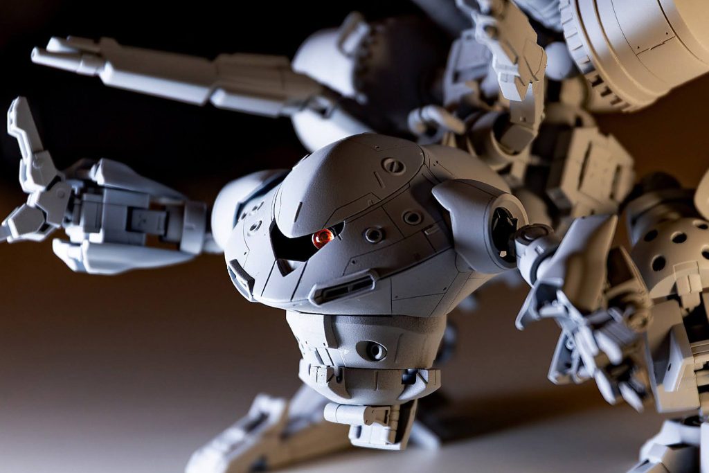 サフ萌え。モノアイはメタルパーツの台座にクリアパーツを取り付けたものがやっぱり大好きです。