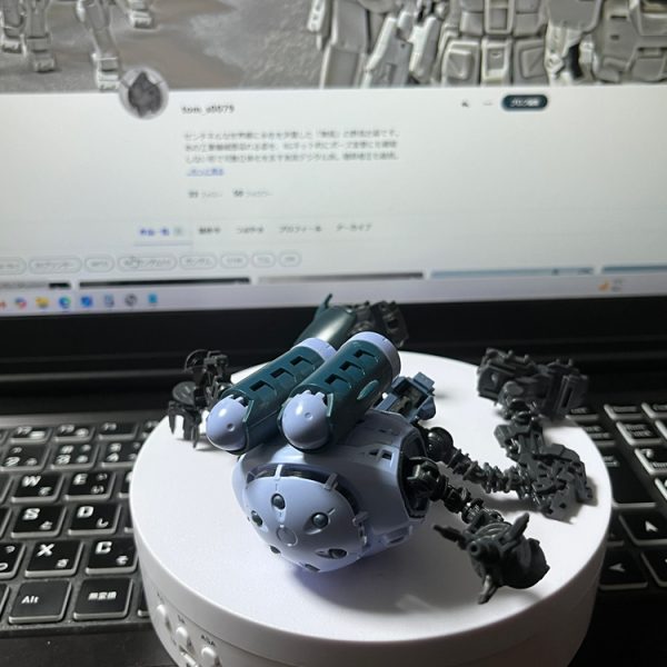 さらにガンダム感が…(笑)。肩甲骨の下に水流対応の整流フィン的な造形を入れて下半身の角面構造に言い訳を付ける。この一見無駄に見える捏造案を全身に散りばめることで、不思議に説得力？と言うか突っ込み気質の方々の気力を削ぐ(笑)。などと言う癖に実際には人とのマイナスのストレス交換には一切付き合わない。互いに配慮とリスペクトの世界を…。既に腕の間接分割と機能追加(数件)の位置取りが進行中だがふと気付く。RGでは関節の充実が売り故に追加予定機構と相性が悪い。●久しぶりに…でダメージ通院前に時間が空き、久しぶりに大型ショッピングモールへ…。場内に出店しているホビーショップに行くと…ガンプラは皆無。…敢えて物知らぬ体裁で、若い店員さんに話し掛ける。「ガンプラのコーナー消えましたね。」「そうなんすよ！ほぼブランド化しましてね…ベース行く以外…」「ほぼ入ってこないんだ…」「余剰程度がたまに…すんません。まぁ中古屋には三倍(笑)で…」一般正規店は大変だなぁ…と無言のアイコンタクトで退店。無ければ無いなりに自由に選べた昭和の玩具屋は既に遠い夢か…。病院待合で行ったことないベースの情報を調べる.…えっ？入場予約？一日一会計のみで各1個？往復100キロ越えの行程で？。愛情だけで支え作ってきた者達をどう扱うおつもりか。フトドキ者の恥知らず転売対策以前に、プレバン登録前提で購入履歴等から真面目に作るファンを選別・優遇したらどうなの？。もう泣く気もならない…我が迷宮(模型部屋)在庫のみで暮らすか。…ん？HGUCズゴックは無いわよ？(-ω-)by全知全能の女神：ハニー。…orz。 （5枚目）