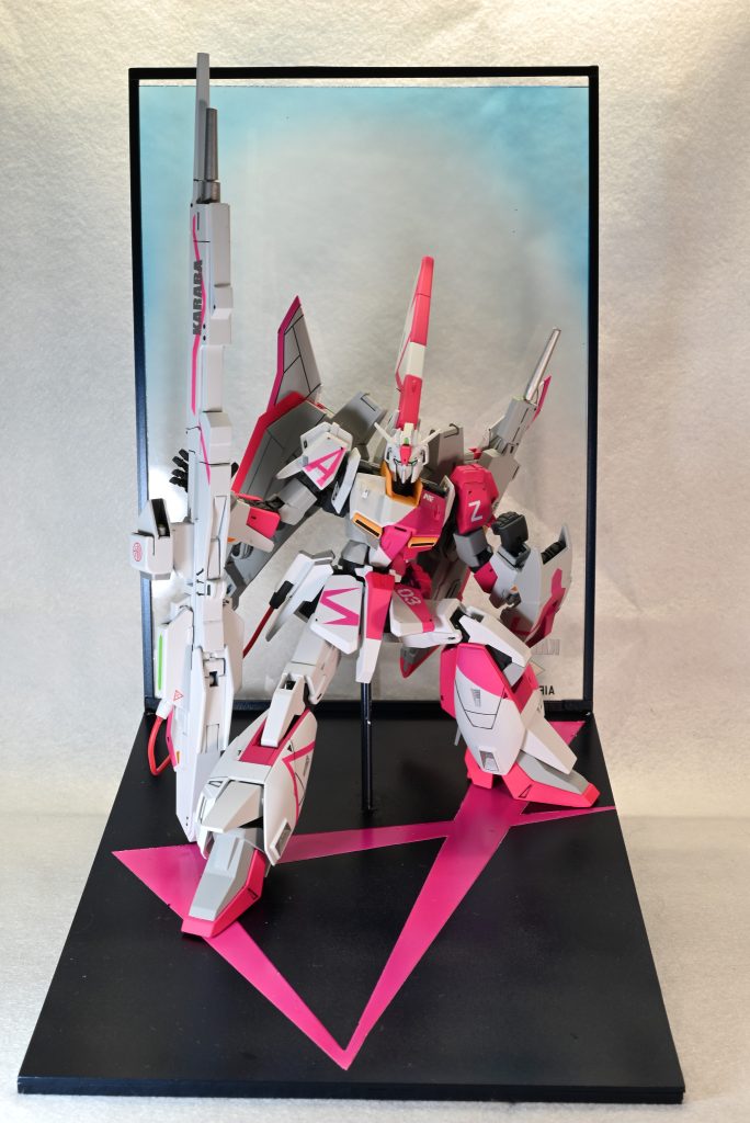 フロント台座はアムロのマーキングを意識ハイパー・メガ・ランチャーはセンサーユニットにケーブルといったオリジナル要素を足しています