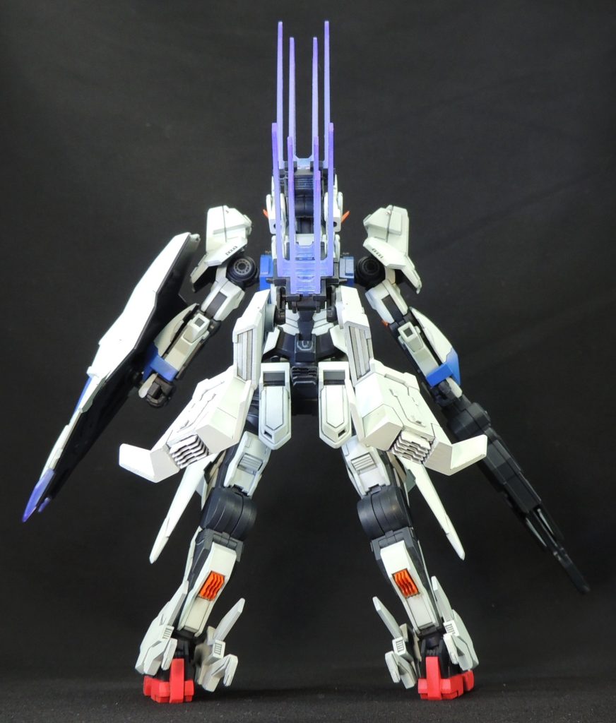 ■頭部 頭頂部の8つある突起物を全て削り落とし、0.5mmプラ板に置換えました。バルカン砲は0.7mmピンバイスで開口しました。 ツインアンテナは安全フラッグを除去し、ヤスリで整えて先鋭化しています。両耳?の長い突起物の肉抜き穴は0.3mmプラ板で塞ぎました。 首のポリパーツは露出しているため、塗装できるように0.5mmプラ板で囲んで整形しました。ボール分部は一端切り離し、下面を削り込んで首の長さを若干短縮しています。