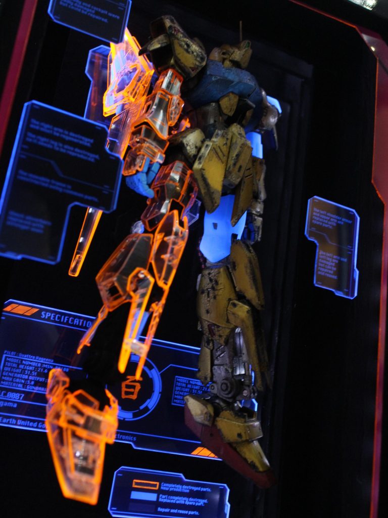 今回もBOXの中の見えない部分にブラックライトを仕込んでいます。文字盤やクリア部分を発光させるのは大成功でした。今回はテープタイプのLEDブラックライトを使用したため、BOXの小型化を実現しました。この手法ではこれが非常に難しいのでGBWCで多少評価してくれたらな・・・とか思ってましたが甘かったですね。(涙)