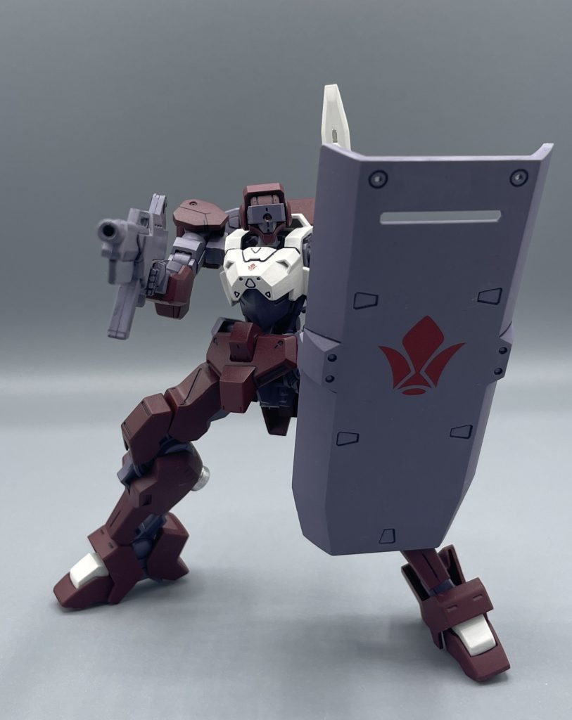 ライオットシールド　超デカデカシールドです。獅電の左腕には小型シールドである〈ガントレット〉が装備されますが、あの”ちいかわシールド”で防弾できるのはたぶん阿頼耶識組くらいでしょう。　これだけ大きなシールドなら、安心・安全ですね(*^^*)♪♪　