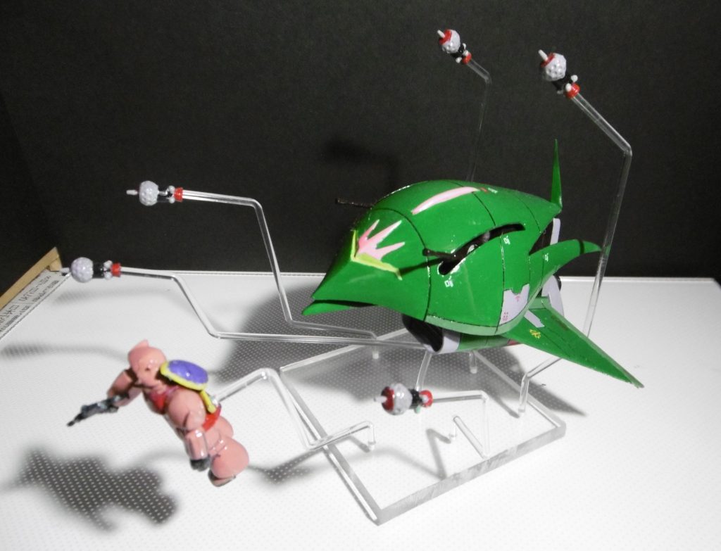 既存モールドを掘り直してから、スジボリを追加しパネルの塗分けでディテールアップしました。塗装はラッカー塗料を筆塗りしています。