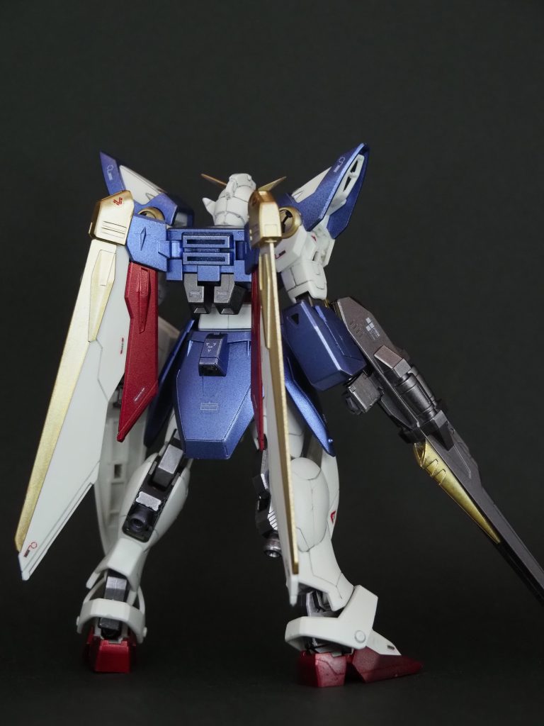 ガンダムマーカーエアブラシシステムでのメタリック塗装にしました。マーキングシールは100均のモデラーステッカーを使っています。サイズもデザインもピッタリで薄くて目立たないので最高ですね。