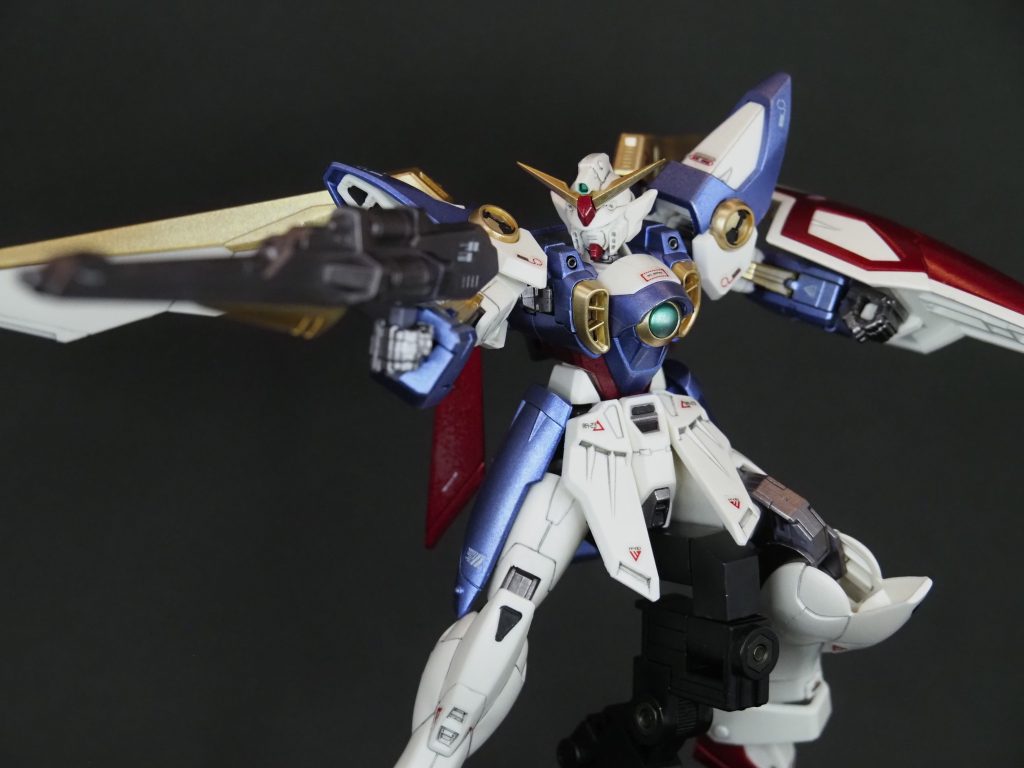 可動もよくてスタイリッシュなポーズがガンガン決まる・・・やはり羽のあるMSっていい・・・