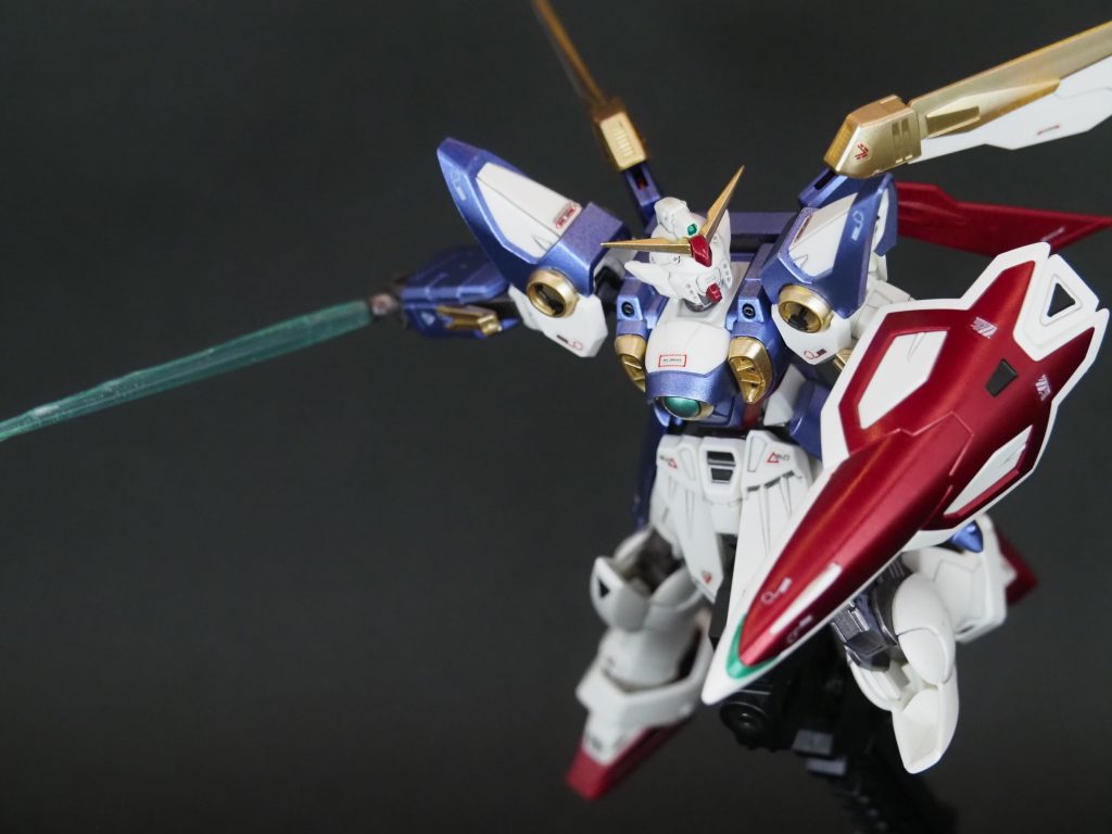 ビームサーベルは付属してないのでおゆまるで型を取ってUVレジンで複製しました。ステッカーといいセリアパワー投入しまくり。