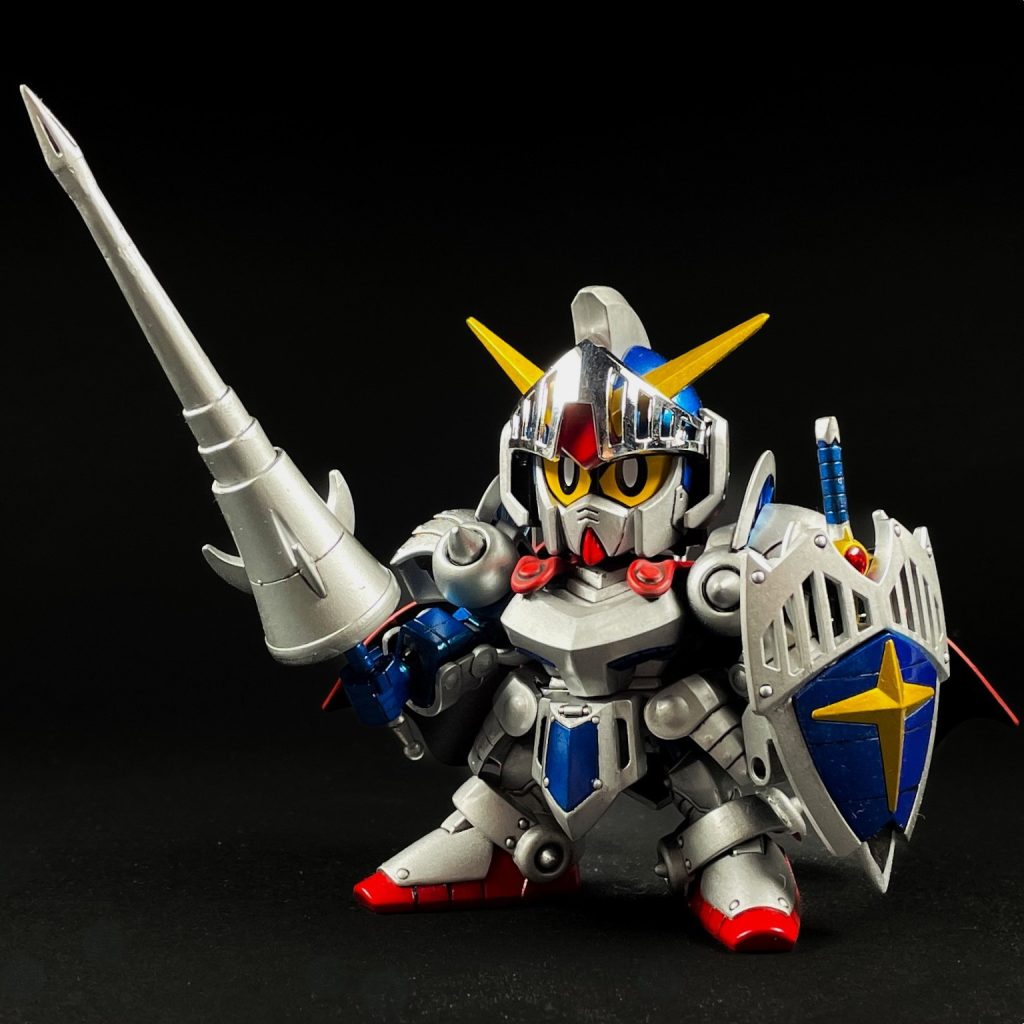 鎧を装着した姿。素組のままでも色分けは非常に優秀なのですが、今回はカードダスを見本にして色分けしました。【塗装】下地:シタデルカラー ケイオスブラック スプレー本体シルバー:水性ホビーカラー スーパーファインシルバー本体ブルー:水性ホビーカラー メタリックブルー本体レッド:水性ホビーカラー メタリックレッド本体イエロー:水性ホビーカラー スーパーファインゴールドトップコートに光沢スプレーを吹いています。