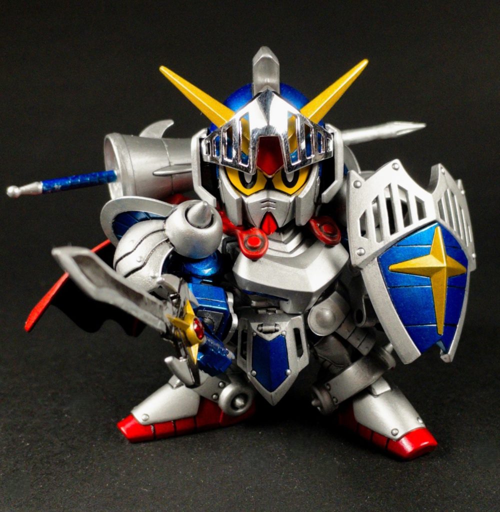 最後はカードダスのポーズっぽく。 以上、レジェンドBB 騎士ガンダムでした。これまでの騎士ガンダムの集大成と言っても過言ではないほど素晴らしいキットだと思います。ただアーマーや武具を装着させると、あらゆる箇所が干渉して動きが制限されてしまう(特にマントと肩アーマー)ので、塗装する場合は要注意。それでも付属品は充実してますし、満足度の高い逸品だと思います。