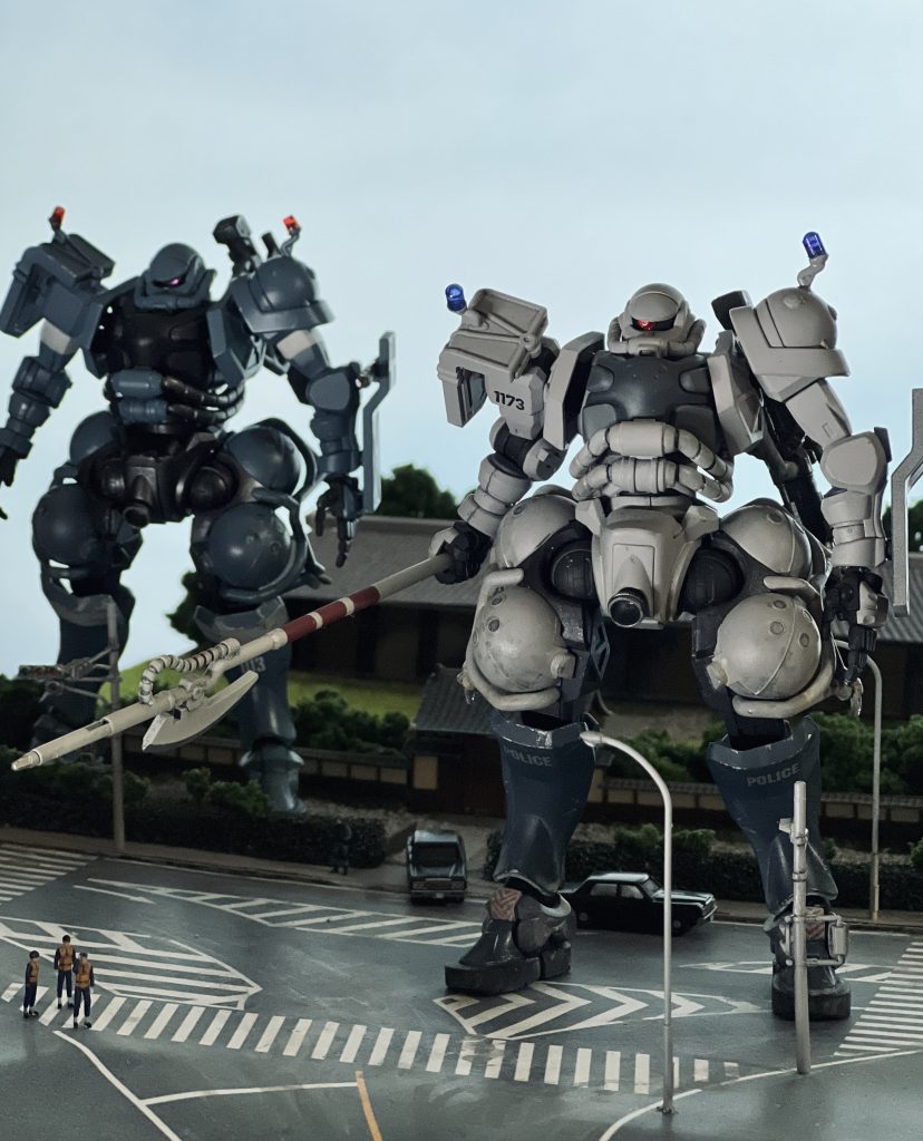 道路は御用邸前の交差点を参考にイラレで描いてプリントしたもの。薬医門は鉄道模型用のペーパークラフトで、奥の建物もプラや紙で適当に作ったハリボテで実在の御用邸は再現していません。