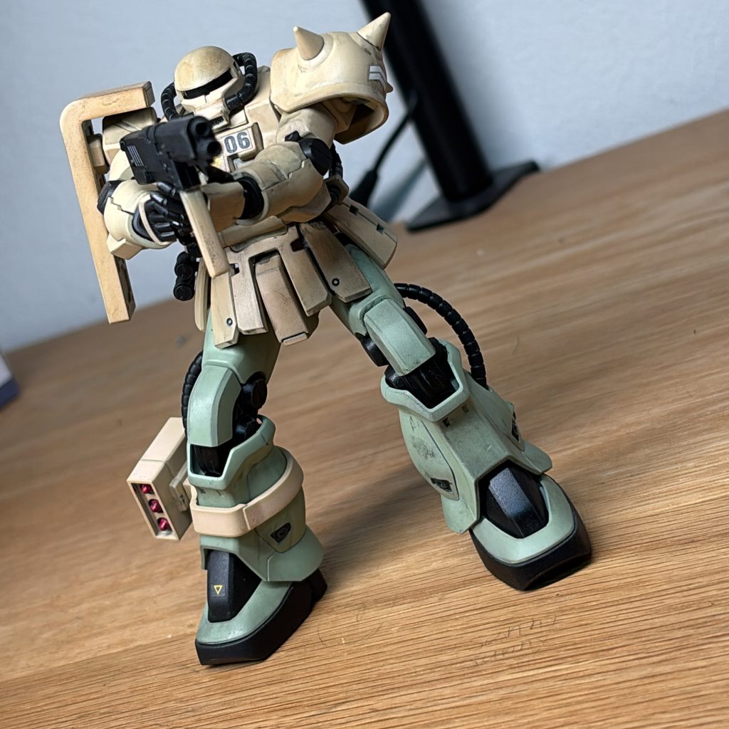 今回は夏休みに既に組み立てておいたものを合わせ目消し→洗う→バラして缶スプレーで下地塗装→塗装→脚部などの部分塗装→デカール→ウェザリング→艶消しをして制作しました。