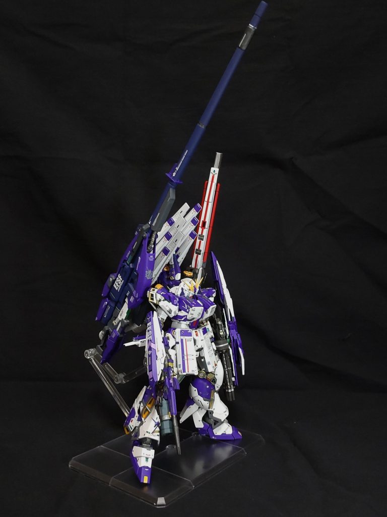 このデカイ、HMBLをどのよう持たせるか🤔？が問題でしたが、UCエンゲージのνガンダムみたいに右側にHMBL、左側にLRFFを装備させる形態で落ち着きました😁。接続はビルダーズパーツの接続アームで取り付けてます。