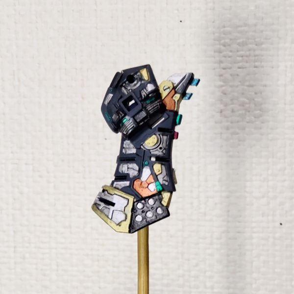 二度あることは三度ある、三度目の正直、ということで、νガンダムの内部フレームの塗装も３回目、同じような投稿も３回目ですね😁。慣れたモノか制作スピードも上がってます😆。1番手時間のかかる脚も塗り始めてます。（2枚目）