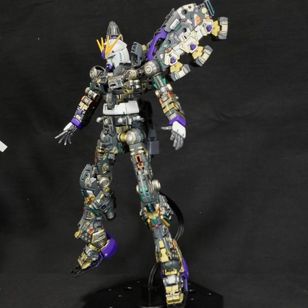 今回のバックパックは、Hi-νです😄。メインの色はパープルですが、スタイルは旧MGぽくなるはず🤔。とりあえず頭部は置いといてバックパックを先に塗りました😄。本投稿にも載せる予定で黒背景で撮影しました。内部フレームだけだと悪魔ぽい、DEATH NOTEのリュークぽいもしくはEVAの使徒と思いました😆。 （2枚目）