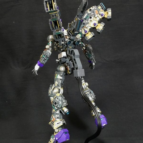 今回のバックパックは、Hi-νです😄。メインの色はパープルですが、スタイルは旧MGぽくなるはず🤔。とりあえず頭部は置いといてバックパックを先に塗りました😄。本投稿にも載せる予定で黒背景で撮影しました。内部フレームだけだと悪魔ぽい、DEATH NOTEのリュークぽいもしくはEVAの使徒と思いました😆。 （3枚目）