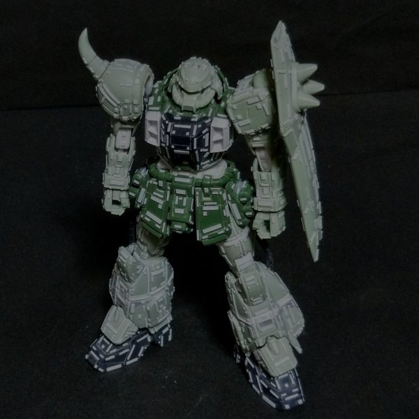 ザクウォーリアのプラ板貼りが終わりました😊何だかんだ言ってプラ板貼りも久しぶりだったので、ついつい多めに貼っちゃいました🤣次は塗装ですが、今回は色々ネタが多いので完成投稿は、ザクウォーリアとガナーで分けるかもしれないのでお許しくらさいね🙏（3枚目）
