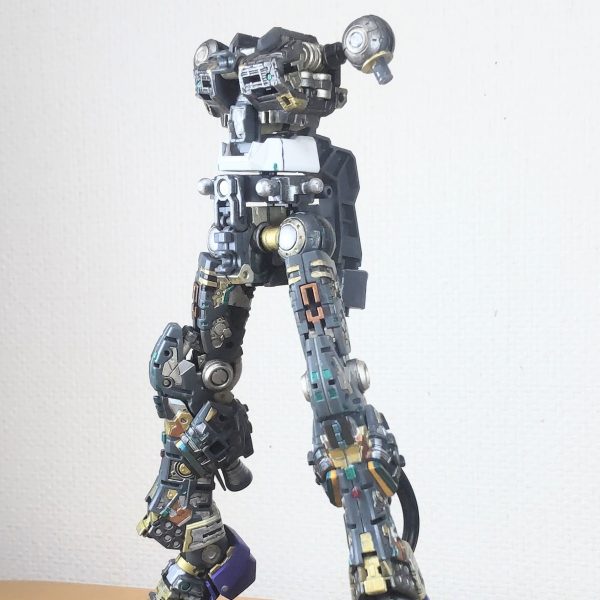 脚部ができました。今回のメインの色もパープルとなります😄。何故なら、パープルのスプレー缶が残ってるから😆、組み替えも出来そうだから😆。足裏も塗ってます、元のヤツはバラす時に壊したのでFFνの余剰パーツを利用😁。FFν、結構余剰パーツがありましたがこういう時に助かります。（2枚目）