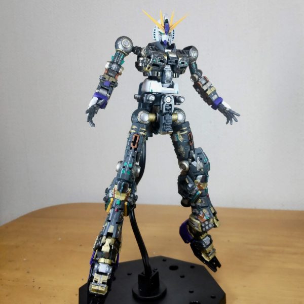 フレームの塗装が完了。ボディーはν、腕はHi-νですRGジャンクに付いていたEGヘッドを加工して付けてみました😄。このヘッド、接着されていてマスク部とヘルメット部の2分割にしかバラせませんでした😓。とりあえずそのままの状態で色を入れていきスミイレ、「ん😳？」マスクのスリットにキズが‼️、デザインナイフで修正→スミイレ→上手くいかないを数回繰り返しましたが状態は悪くなる一方😱、諦めました😓。とりあえずスリットを消して頬をグレーに塗って印象変更、パッ見リ・ガズィカスタムぽくゼータ系のマスクにしてみました。あと、ここまでした後、気が付いたんですが、RGとEGの成形色の白色がビミョーに合いません😓、白色は塗装すべきでした。RGのヘッドもあるので、どうするか悩みどころ🤔。（2枚目）