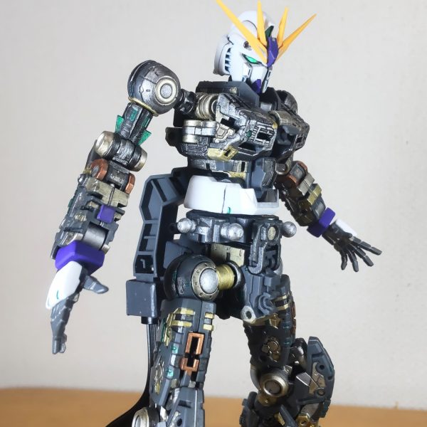 フレームの塗装が完了。ボディーはν、腕はHi-νですRGジャンクに付いていたEGヘッドを加工して付けてみました😄。このヘッド、接着されていてマスク部とヘルメット部の2分割にしかバラせませんでした😓。とりあえずそのままの状態で色を入れていきスミイレ、「ん😳？」マスクのスリットにキズが‼️、デザインナイフで修正→スミイレ→上手くいかないを数回繰り返しましたが状態は悪くなる一方😱、諦めました😓。とりあえずスリットを消して頬をグレーに塗って印象変更、パッ見リ・ガズィカスタムぽくゼータ系のマスクにしてみました。あと、ここまでした後、気が付いたんですが、RGとEGの成形色の白色がビミョーに合いません😓、白色は塗装すべきでした。RGのヘッドもあるので、どうするか悩みどころ🤔。（3枚目）