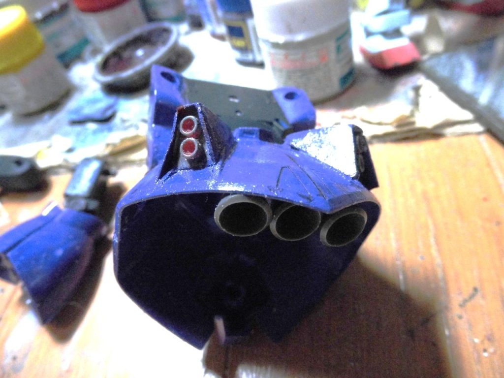 ドム系なのでスカート裏に3連バーニア・・ガンプラマニア的に至高の時間ですな。