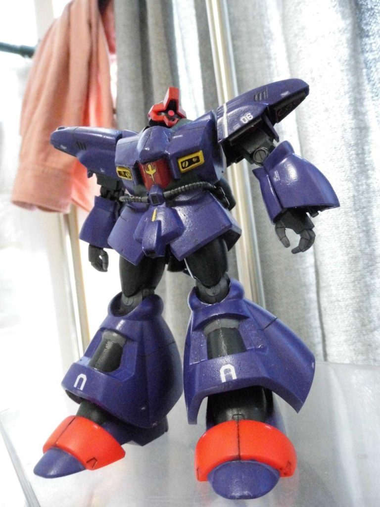 肩の白いラインは市販デカールの流用で、足りなかったので右肩はナシにしました・・あくまで誰の乗機かの識別用にラインを入れた、っていう設定で。 やはり頭部、モノアイ周りのデザインが旧キットのが好みです。