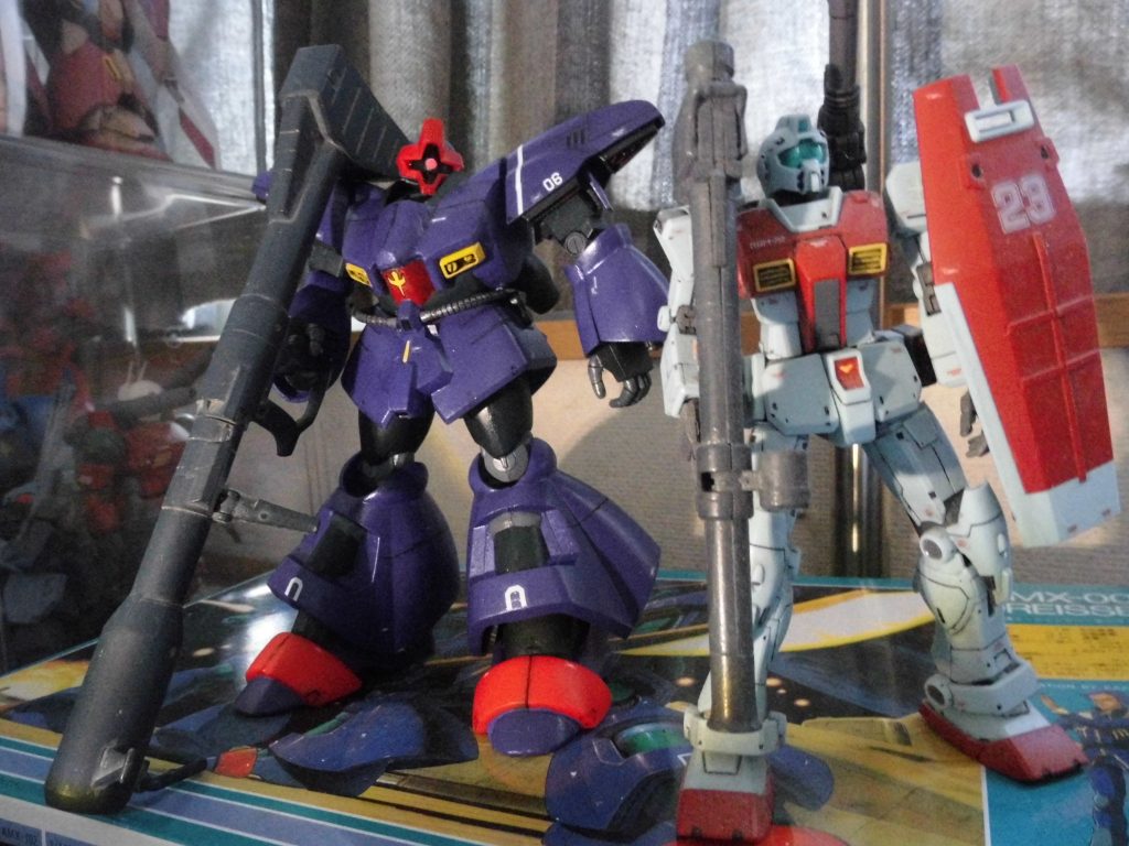 ドアン版ジムと。胸の黄色いガンダムでいうダクト部分は胸を盛ったことでやや沈んで、内側のボタン形状はコトブキヤのマイナスモールドを貼り、より強調しました。