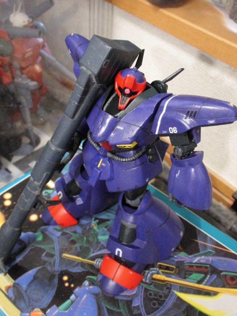 モノアイは個人的にジュエル等で出っ張るのが嫌いなので白地に蛍光ピンクを厚塗り。デカールは箱絵を参考に様々なキットなどの流用です。なんとつま先の赤は無塗装。