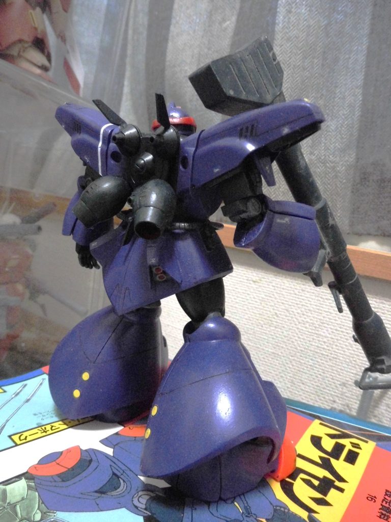 スカートのスラスターは下向きにすることでよりスカートのデザインが強調される好結果に。