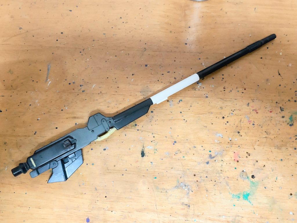 かろうじて、制作中に撮影した写真が１枚ありました。こんな感じでνガンダムのバズーカのバレルを使って延長、ジャンクパーツをくっ付けてそれらしくしていきました😄。ここからは、GUNSTA用にポージングをして撮り直した写真です😄。といってもポーズを付けるのも大変なのであまりポーズは付けてません😓。HMBLがとにかく長いので、横撮りばっかりです😅、オラザク投稿は素立ちで縦撮りばっかりでした。