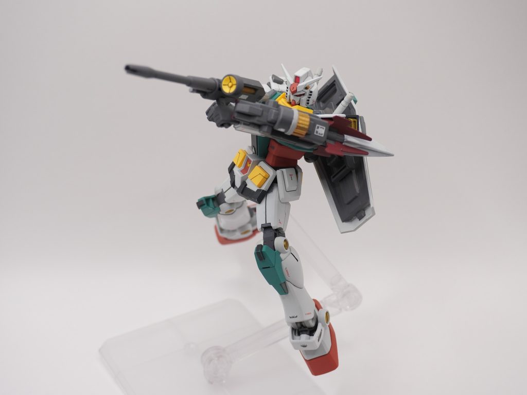 ばきゅーんEGのハンドパーツは手の甲が取れないためライフル側を少し加工することで両手もち可能にしています