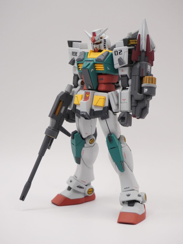 まずは立ち姿プラ板やビルダーズパーツなどを張り付け、ちょちょっとスジボリなどを足してオリジナリティを出そうという目論見。関節のマイナスディテールや肩スラスターのゴールドアクセントがお気に入りです(gundam-kao3)3日で作ったといいつつ、ライフルは昔HGUCガンダムを改造しようとしたときの遺産です。プラ棒で延長してロングライフルっぽくしています。今回で学んだことはエッジが立ちすぎているとアクリルガッシュが欠けやすいので、アクリルガッシュを使う場合は多少角をけがいたりヤスったりした方がよさそうだなということ(zaku-kao7) 