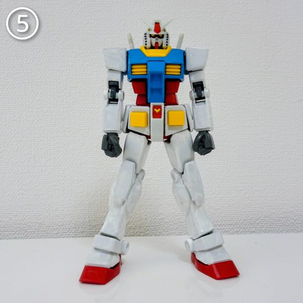 先日、フォローさせて頂いているミズカともかささんよりバトンを託されました。どうやらGUNSTA内で交流のあるモデラーさん達が、自分の塗装レシピや改造法、使っている道具などを他の方にも公開する…みたいな意図のバトンリレーのよう。自分はここ数年、完成作品を投稿していないほぼほぼ『見る専』なのでバトンが回ってくる事は無いだろうと完全に油断していました(笑)。しかしバトンを受け取った以上、何かしら投稿しなくては…しかし私には皆さんに披露できるようなテクニックや塗装法、おすすめの道具など特になく…ものすごくネタに困ってしまいました😅そこでしばらく悩んだ末、私が最近好きでよくやっている工作『プロポーション改修』についてちょこっと書いてみます😊…と言っても初級モデラーの私の解説では、プロポーション改修をやった事ある上・中級モデラーの方々には退屈な内容かも知れませんが😅そして私のプロポーション改修作品の中で完成までこぎ着けたのはガンキャノン1体だけという…💦いや、これ私が語って良いテーマなのかもはや疑問ですがここまで書いたので仕方ない…続けます😁前置きが長くなりましたが、まずプロポーション改修をするとどんな効果があるのかというと『キットを自分好みのプロポーションにできる』当たり前ですが、これが1番なのではないかと😊ただ元のキットのプロポーションに不満がなければ弄る必要は全くありません😁しかし、ほんの数ミリ単位の延長や短縮でパッと見の雰囲気が格段に変わるのです!例として私のいくつかある制作中(放置中😅)のものを晒します🙇画像① HG陸戦型ガンダム以前、制作中で投稿した事のある陸ガン。この場合は、首、腹部、ひざ関節、足首で延長しています。身長が伸びてなんとなくスタイリッシュになった感じがしません?こういう改修ってキットによって方法が違いますが、ネットを探せば載ってる場合もありますし、自分なりのやり方を見つけるのもアリだと思います😊画像② 陸ガンの各部詳細左上から時計回りに首、腹部、ひざ関節、足首になります。首と腹部は定番のプラ板挟み込み、ひざと足首は差し込み部分が奥まで入らないようにプラ板で適当にスペーサー作って接着しただけの超お手軽改修😅ほぼ見えない部分とかは手抜きするのがSont@流😁画像③ HGガンダムエアリアルこちらも以前制作中で投稿させて頂いたエアリアル。現在はここから脛も延長してさらに脚長になっておりますが、右画像の状態で肩部の幅詰め、腹部延長、二の腕短縮、股関節軸の入れ替え等をやっています(うろ覚え😅 )。改修に関してはほぼネット記事を参考にしたと思います😊画像④ HGガンキャノン(リバイブ版)こちらは過去作のガンキャノン。唯一のプロポーション改修の完成作品になります😅💦二の腕はプラ板を巻いて太らせ、太ももはプラ板とパテで太らせています。今見ると改修が雑だなぁ…😰 画像⑤ EG RX-78 ガンダム こちらも以前制作中に投稿したエントリーグレードのガンダム。アニメ寄りのプロポーションを目指して改修しました…が、ホワイト部の塗装が上手くいかず頓挫😨画像⑥ 制作途中で放置されてるモノたちプロポーション改修は大好きなのですが、プロポーションの改修で満足してしまったり、自分のレベルに見合わない難易度高めの改修に手を出してモチベーションが下がったり、色々な理由から放置されているプロポーション改修済みの制作途中のキットたち😅彼らがちゃんと完成までたどり着く日ははたして来るのか!?…以上、プロポーション改修ノススメ?でした😄長くなりましたが、薄~い内容で申し訳ございません🙇💦ここまで読んでいただいてありがとうございます😆✨…こんなんで良かったのかな? (5枚目)